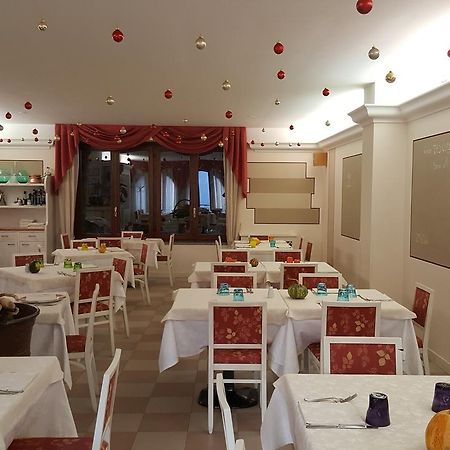 Hotel Ristorante Centrale Vestone エクステリア 写真
