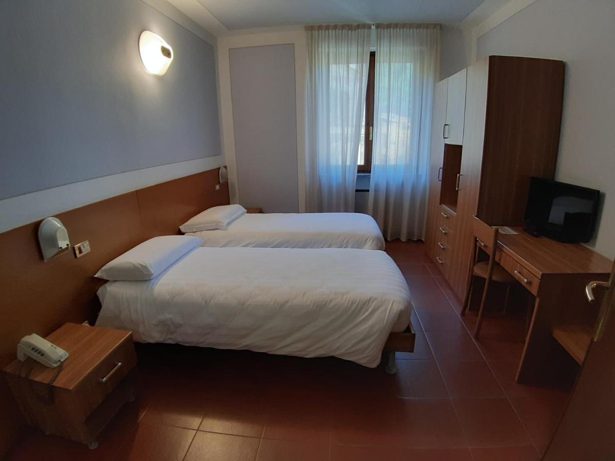Hotel Ristorante Centrale Vestone エクステリア 写真