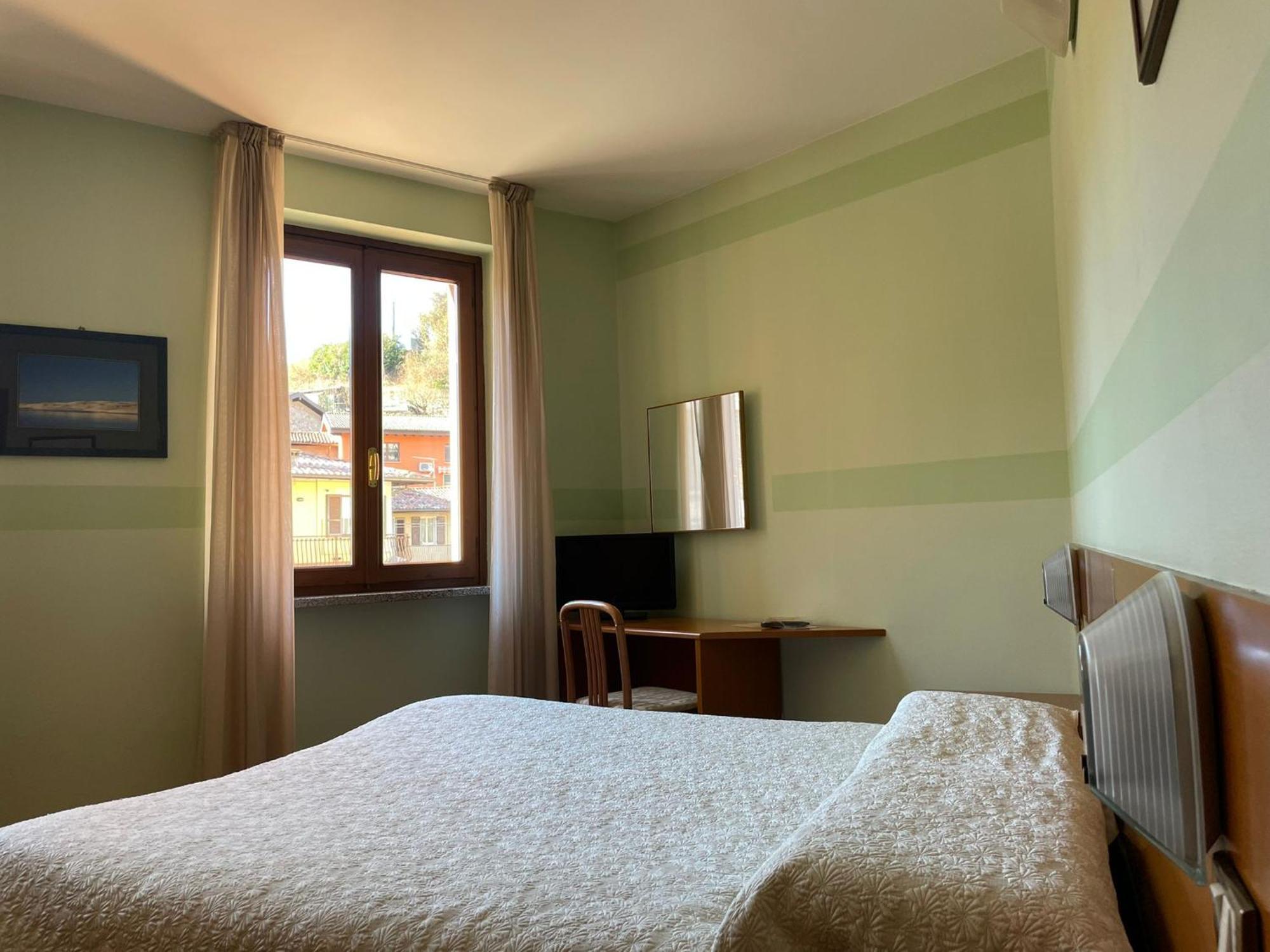 Hotel Ristorante Centrale Vestone エクステリア 写真